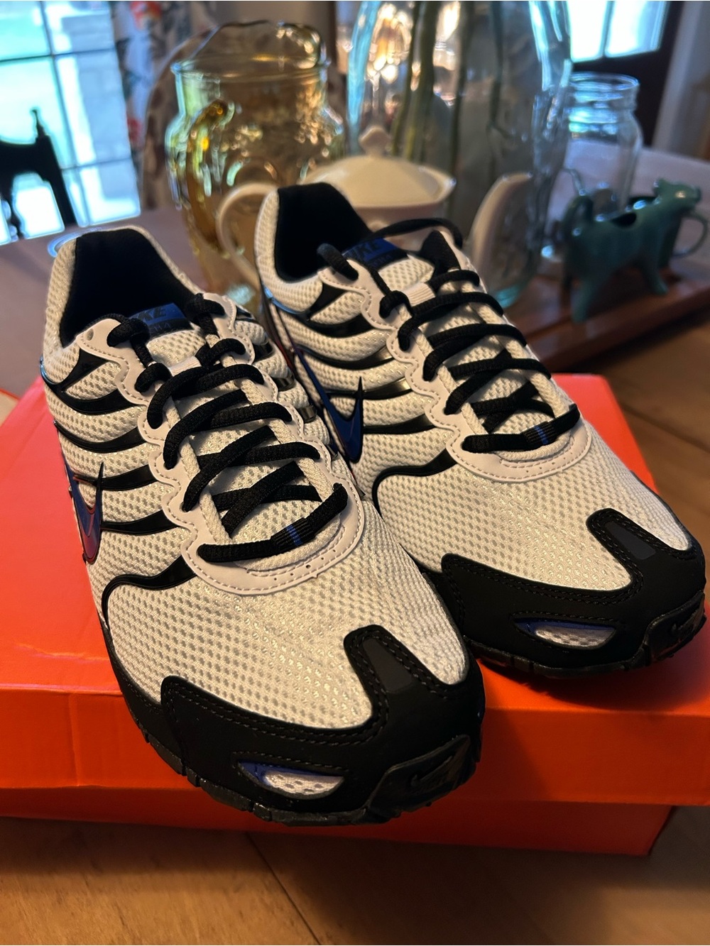 New—not worn Nike Men’s Air max Torch Running Sneakers in White & Blue - Picture 3 of 5